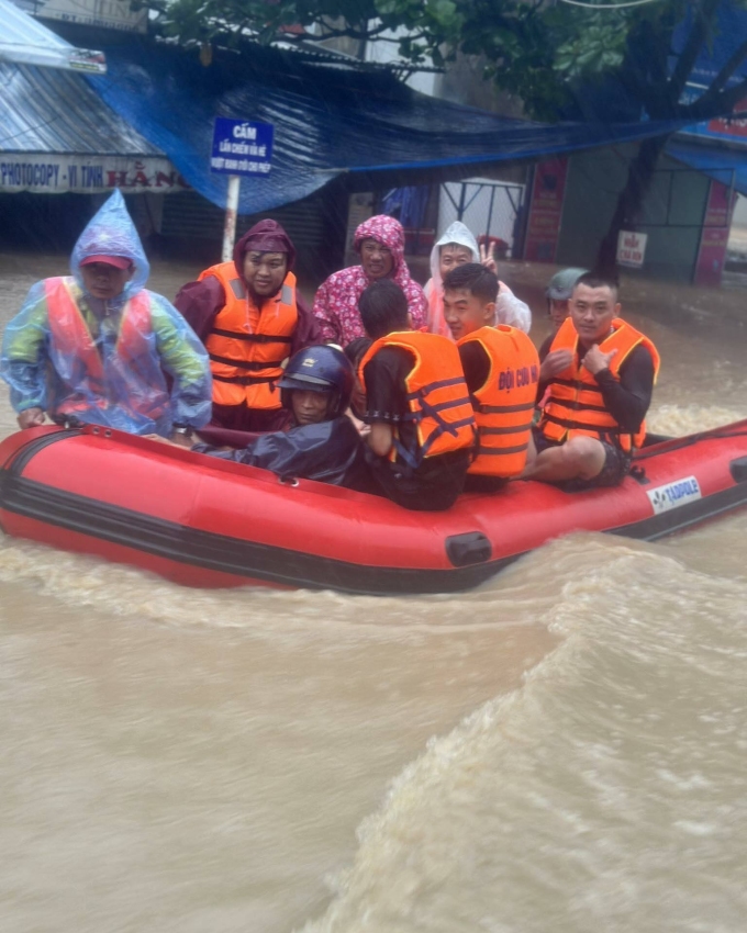 Nhóm SOS Mân Côi Hà Tĩnh đưa người dân vùng rốn lũ Hòa Thịnh ra ngoài, chiều 21/11. Ảnh: Văn Mân