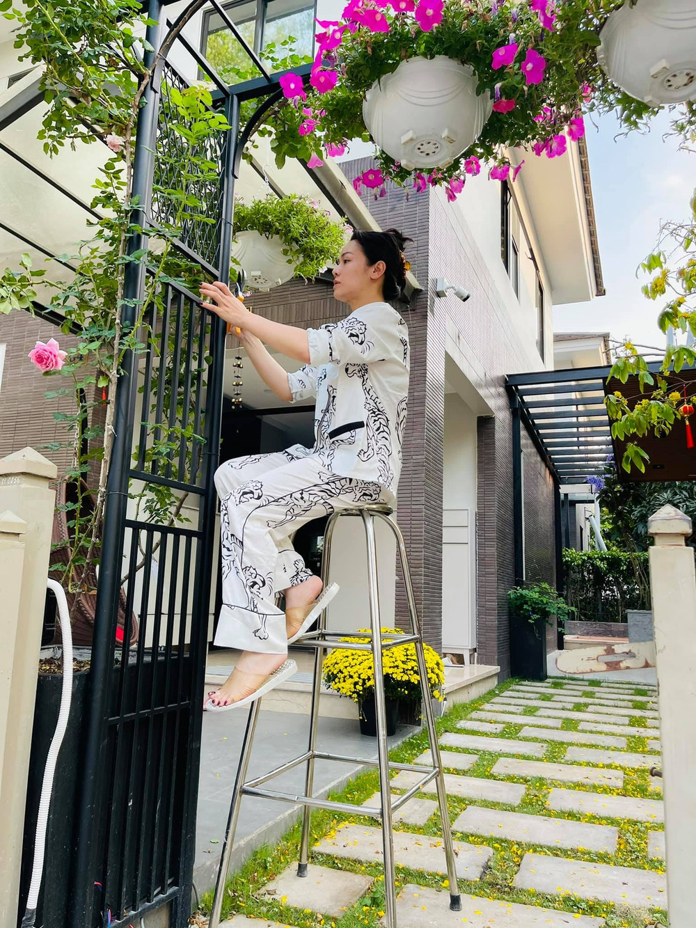 1763797542 203 Me don than giau nhat nhi showbiz So hon nhan