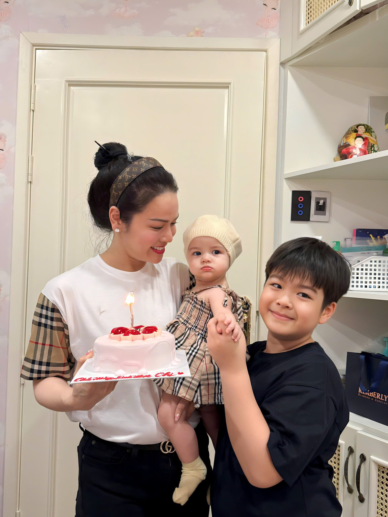 1763797546 472 Me don than giau nhat nhi showbiz So hon nhan