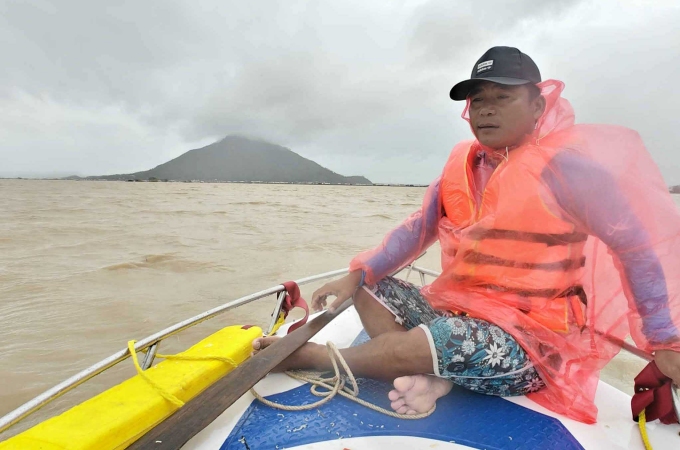 Cano chạy giữa biển nước vào xã Hòa Thịnh, chiều 21/11. Ảnh: Trung Đào