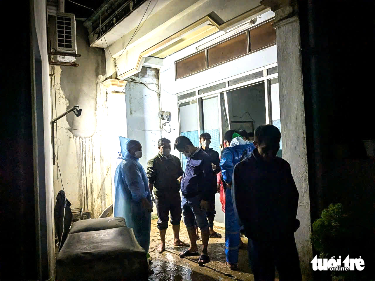 Nỗi đau từ vùng rốn lũ Khánh Hòa: Con trai bất lực nhìn cha chết trong dòng nước lũ - Ảnh 5. Nỗi đau từ vùng rốn lũ Khánh Hòa: Con trai bất lực nhìn cha chết trong dòng nước lũ - Ảnh 5.