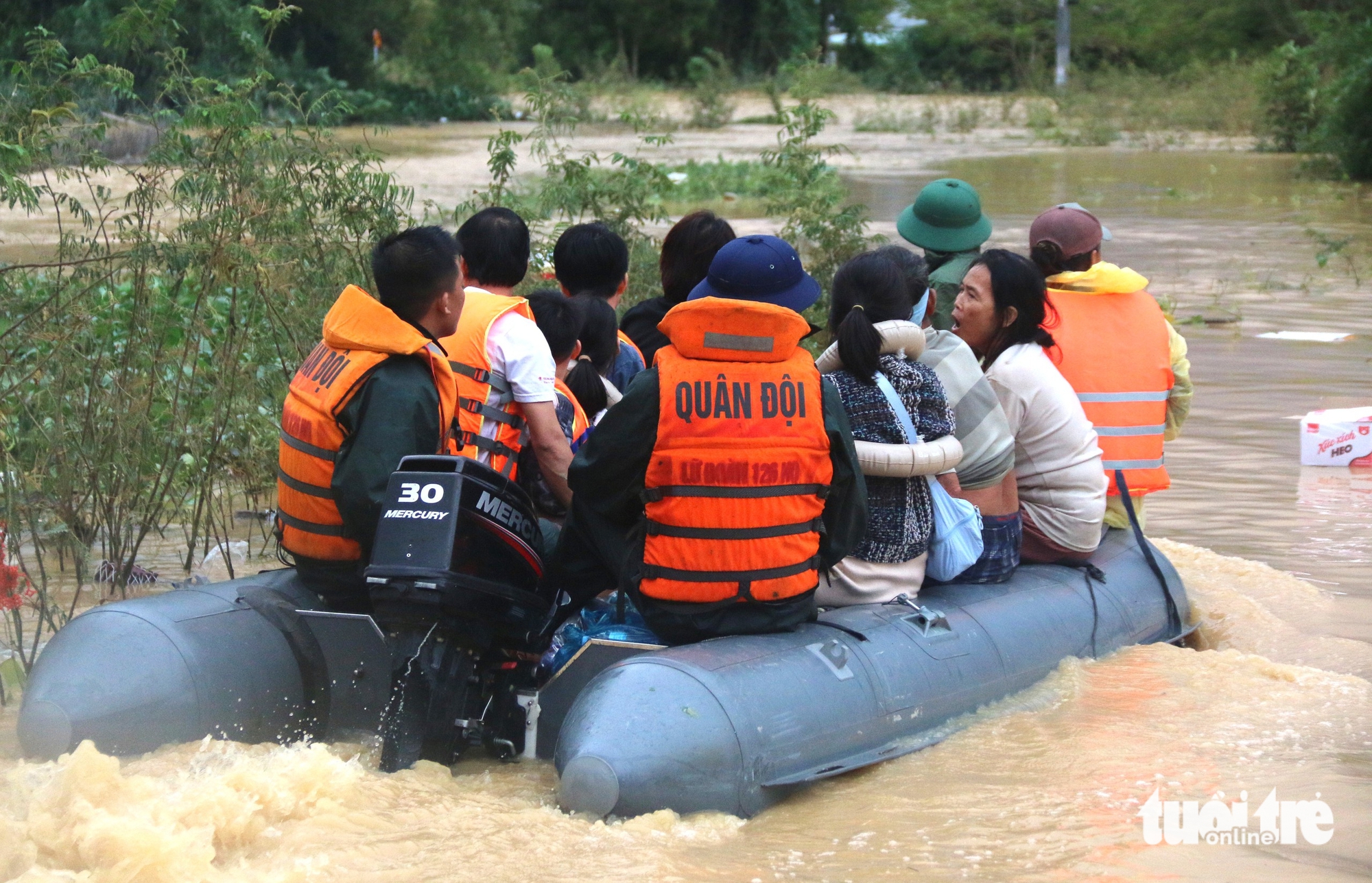 Ở vùng rốn lũ Khánh Hòa: Con trai bất lực nhìn cha chết trong dòng nước lũ- Ảnh 12. Khánh Hòa - Ảnh 14.