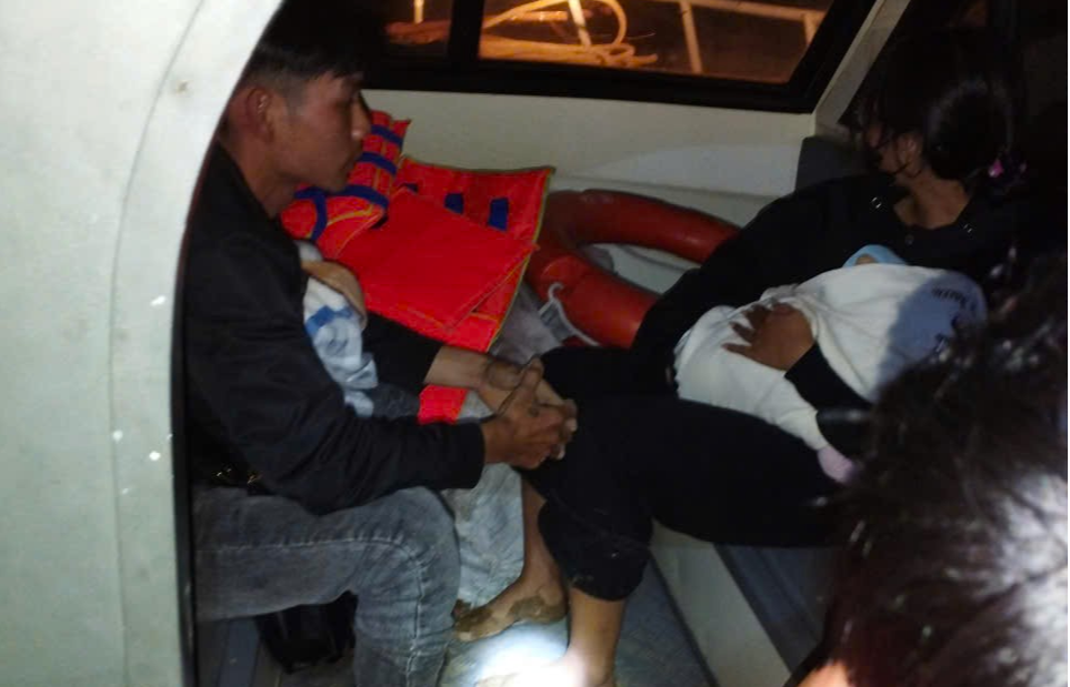 Chưa thể thông xe đèo Khánh Lê, vẫn còn nguy cơ sạt lở bất cứu lúc nào  - Ảnh 3.