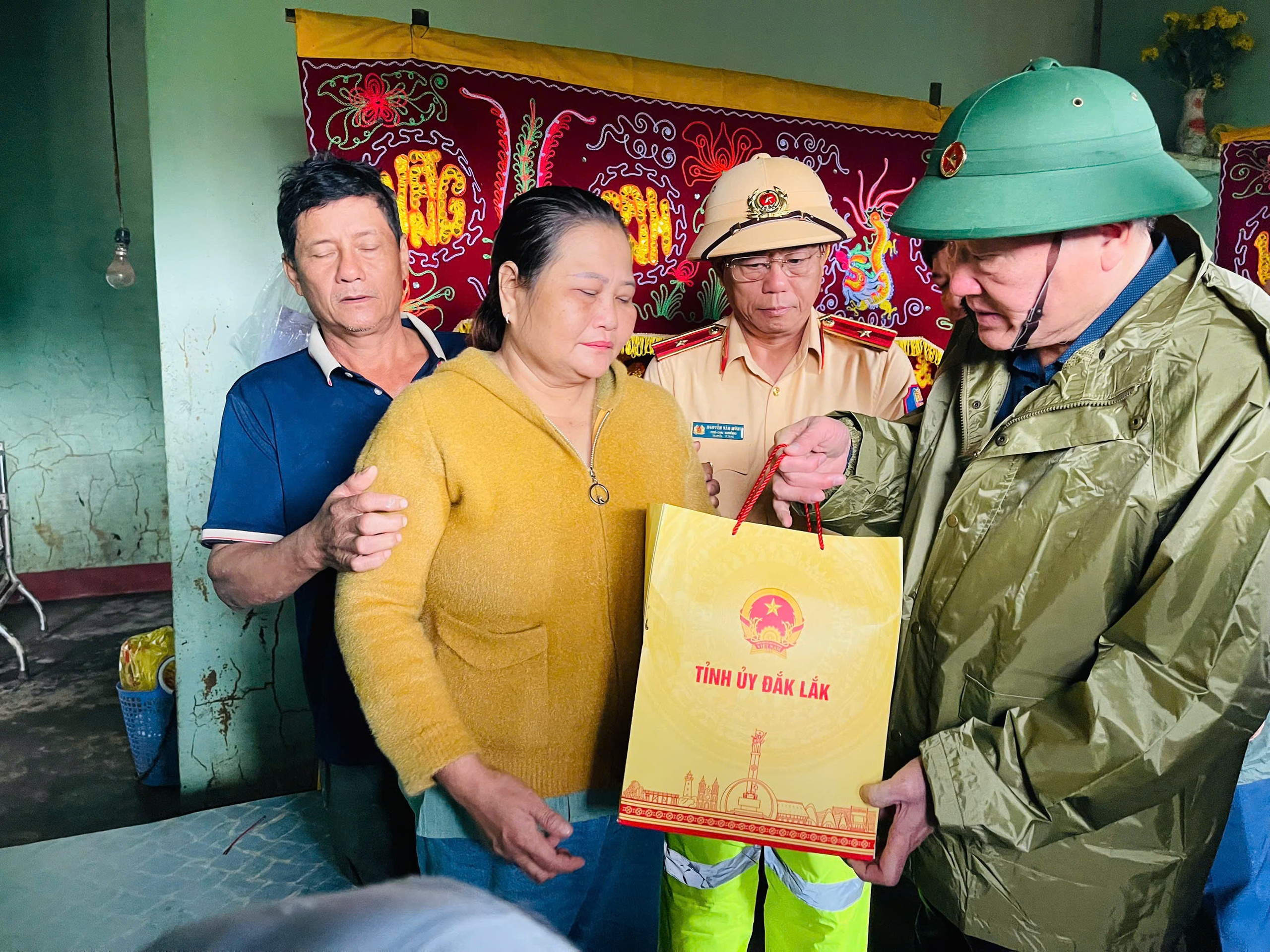 Phó thủ tướng Nguyễn Hòa Bình chỉ đạo khắc phục hậu quả mưa lũ tại Đắk Lắk- Ảnh 2.