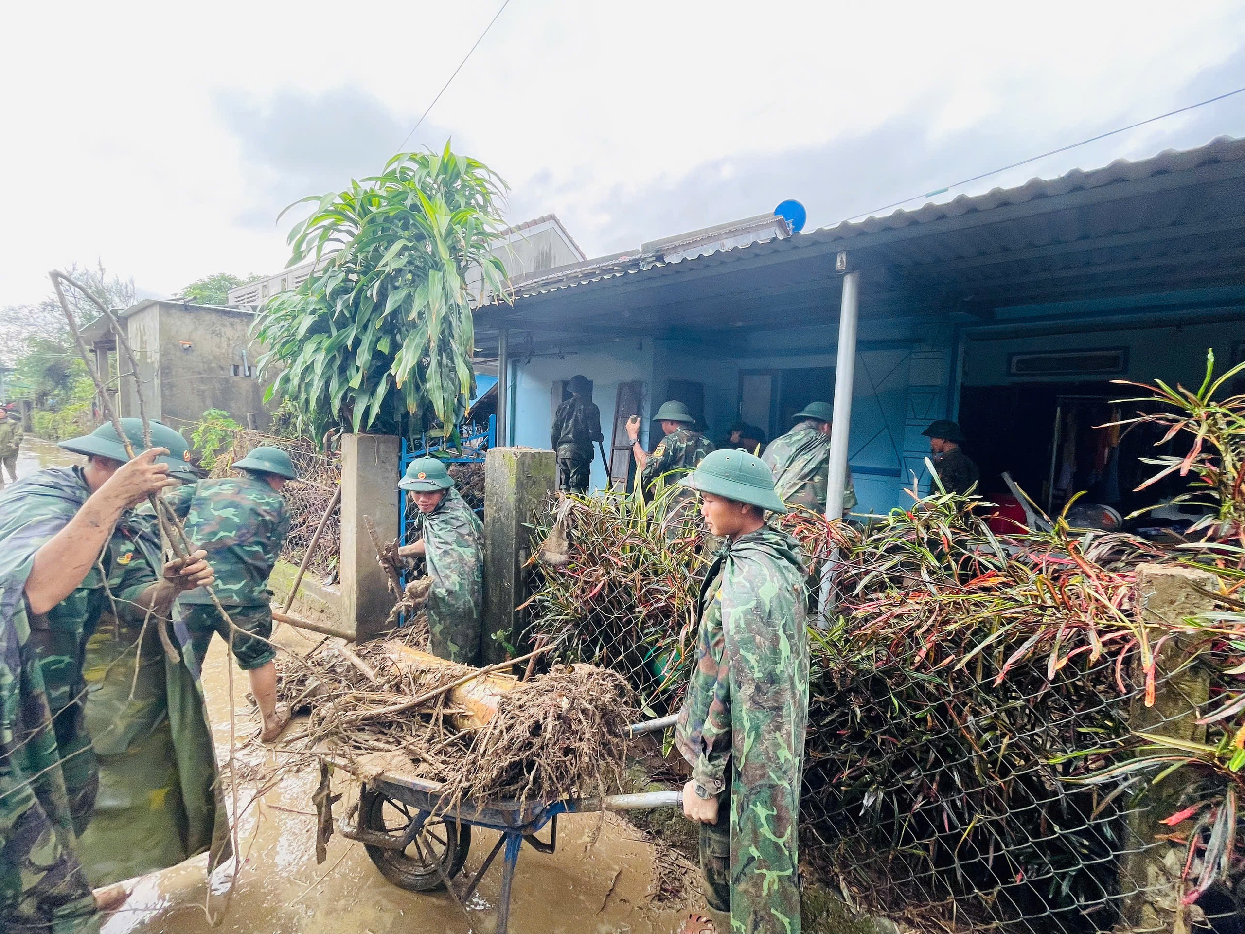 Phó thủ tướng Nguyễn Hòa Bình chỉ đạo khắc phục hậu quả mưa lũ tại Đắk Lắk- Ảnh 7.