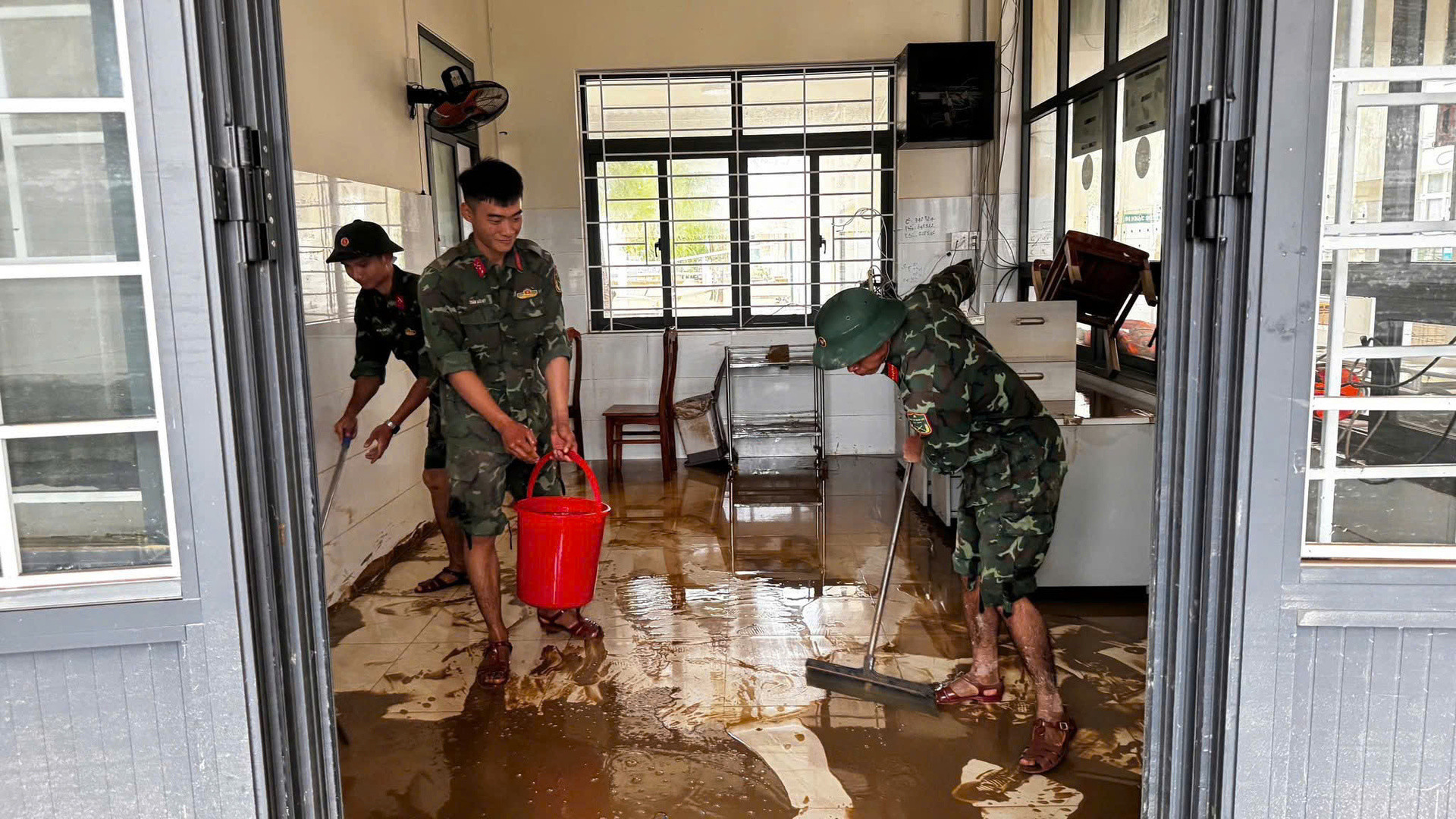 ‘Lũ rút rồi, nhưng tôi không còn mẹ’- Ảnh 6.