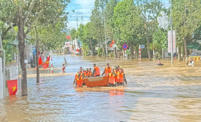 'Nước lũ lên nhanh, không có quân đội, công an hỗ trợ xã sẽ vỡ trận'- Ảnh 2.