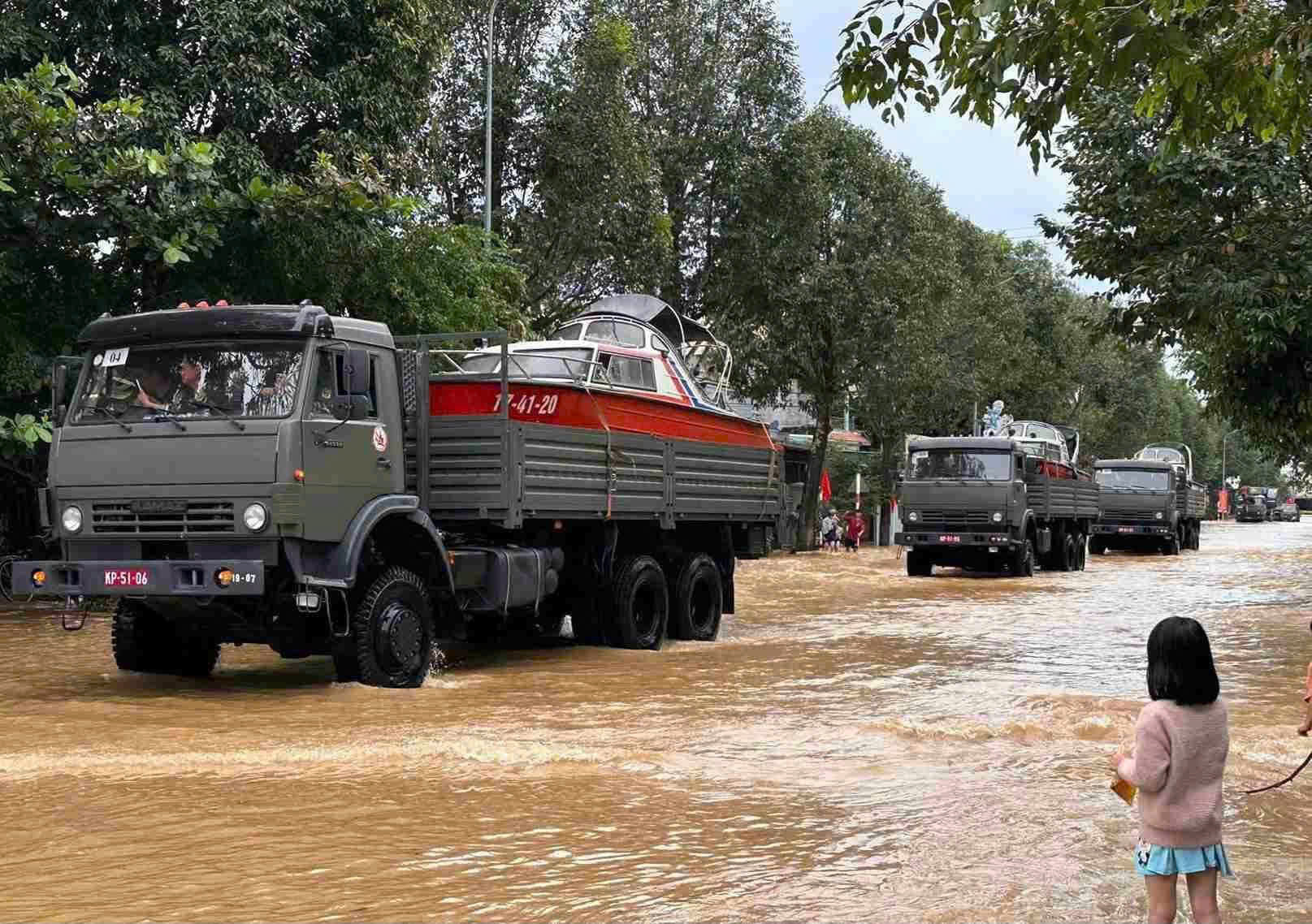 'Nước lũ lên nhanh, không có quân đội, công an hỗ trợ xã sẽ vỡ trận'- Ảnh 4.