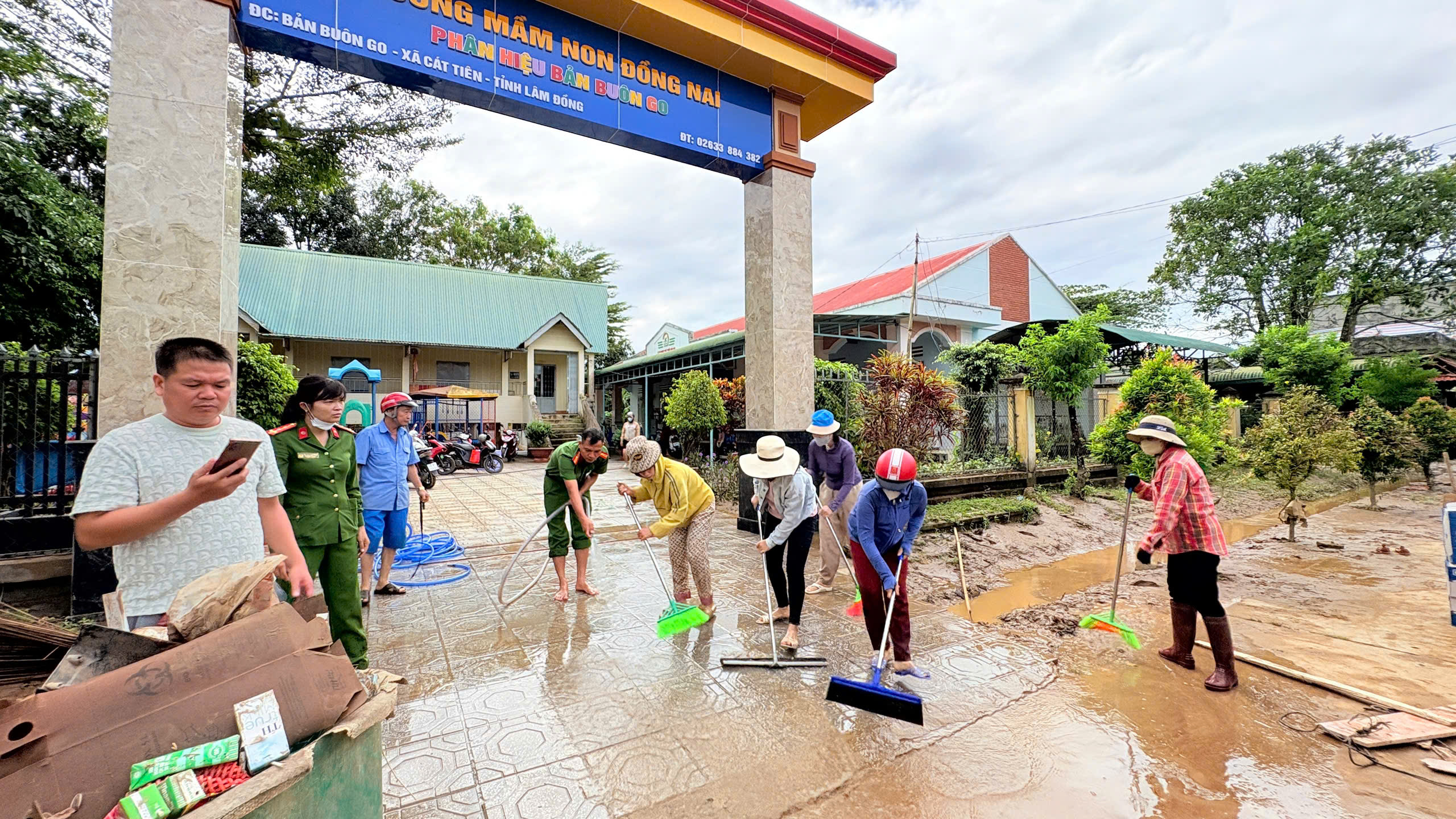 'Nước lũ lên nhanh, không có quân đội, công an hỗ trợ xã sẽ vỡ trận'- Ảnh 8.