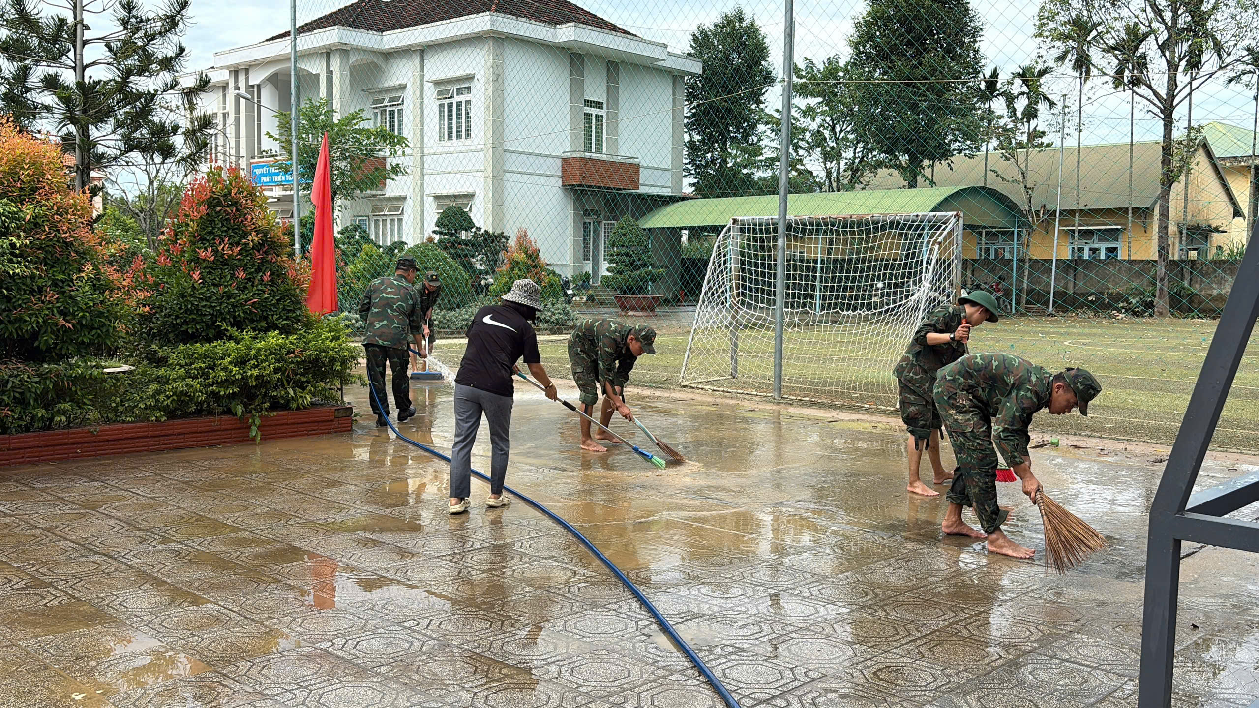 'Nước lũ lên nhanh, không có quân đội, công an hỗ trợ xã sẽ vỡ trận'- Ảnh 10.