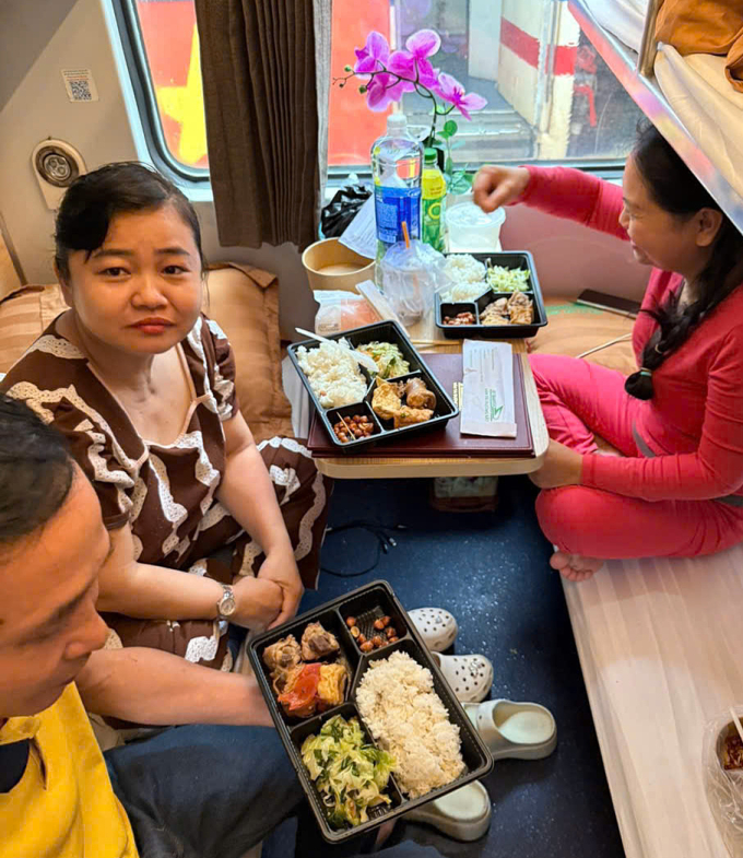 Hành khách được phục vụ các suất ăn miễn phí khi tàu bị kẹt vì nước ngập. Ảnh: VNR