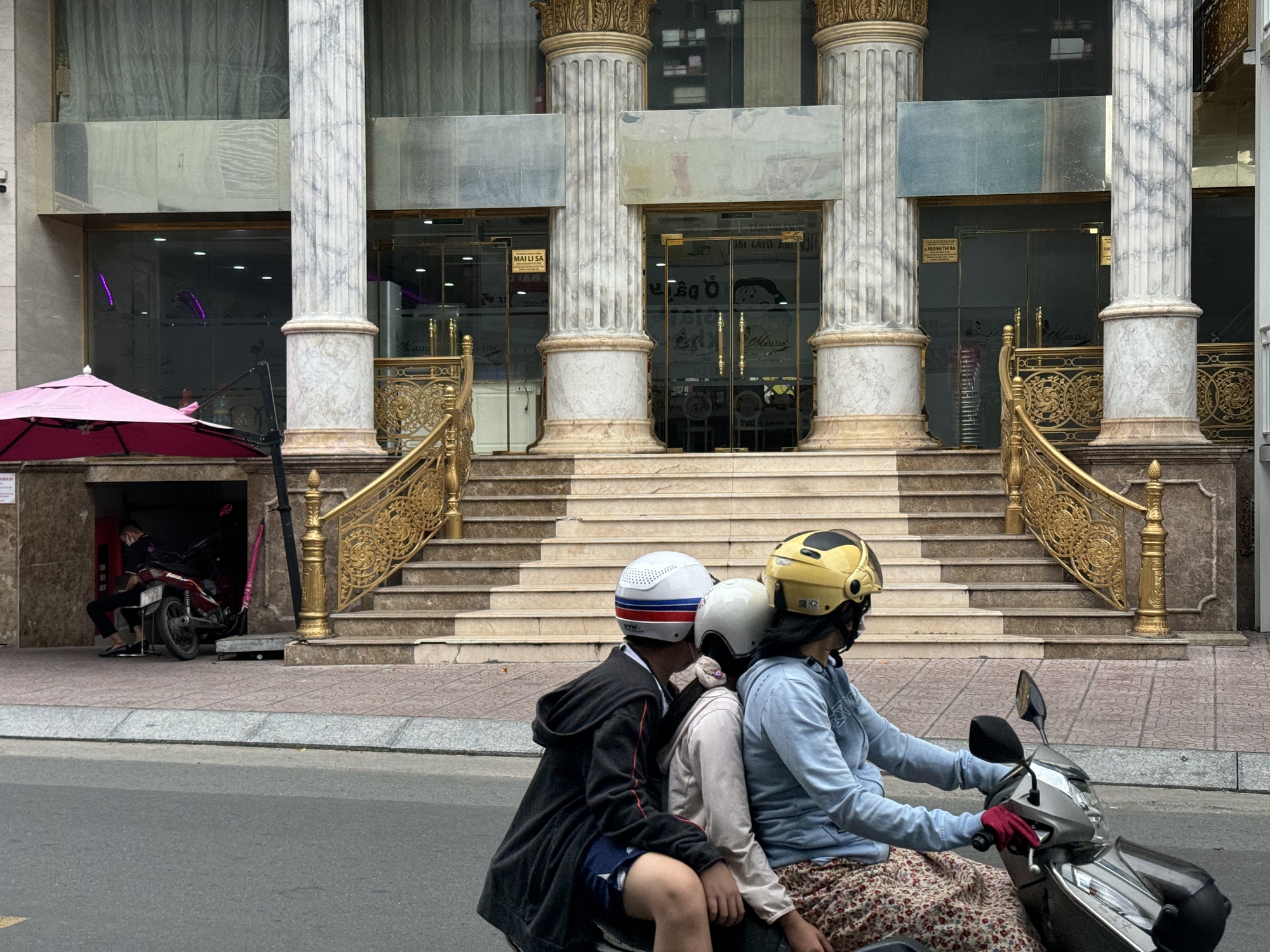 Cảnh tượng tại Thẩm mỹ viện Mailisa TP.HCM sáng 22/11: Ai đi ngang qua cũng ngoái nhìn- Ảnh 6.