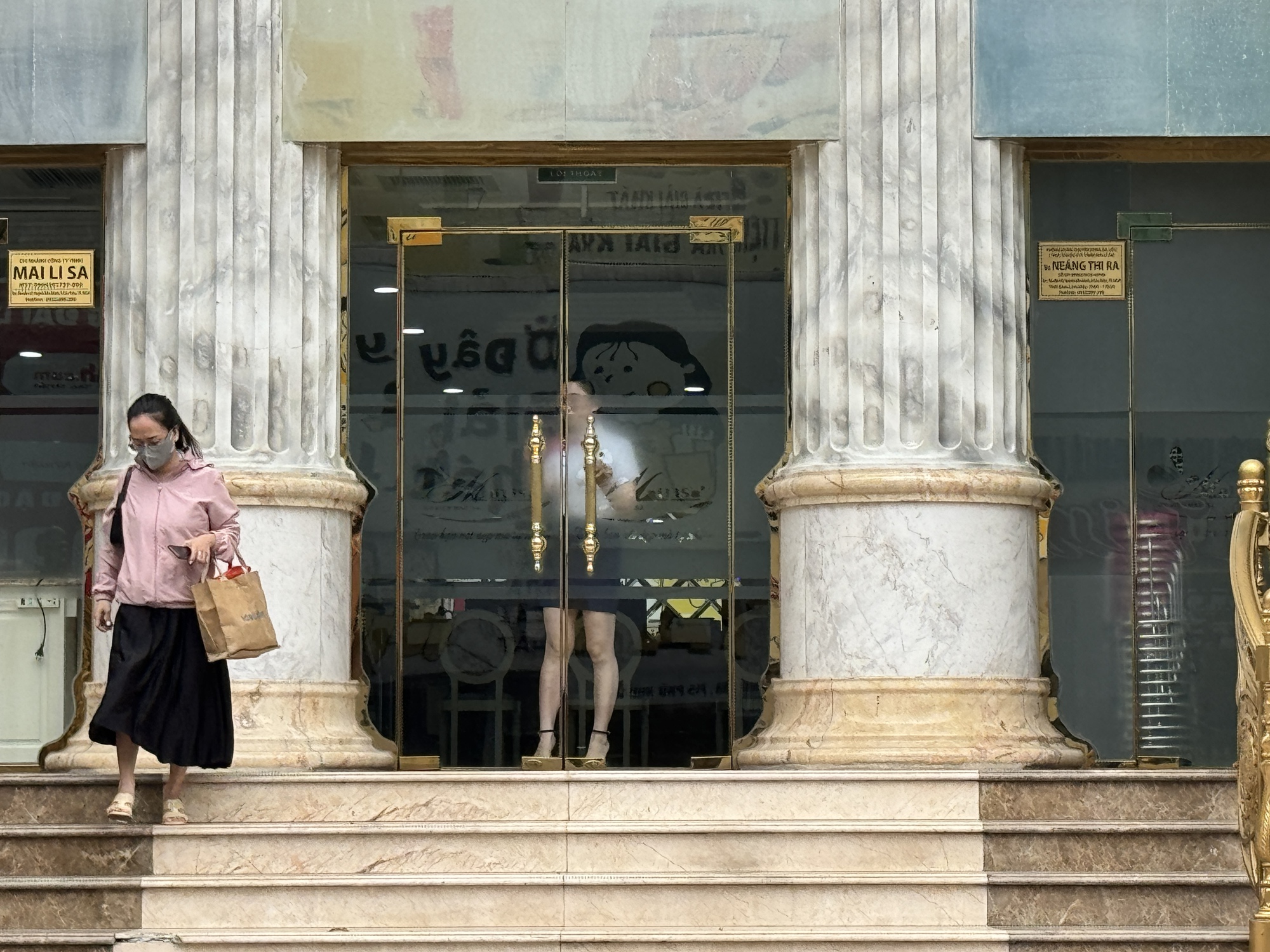 Cảnh tượng tại Thẩm mỹ viện Mailisa TP.HCM sáng 22/11: Ai đi ngang qua cũng ngoái nhìn- Ảnh 7.