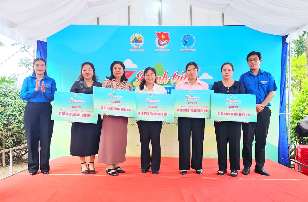 Nhà Văn hóa Sinh viên TP. Hồ Chí Minh trao tặng 5 tủ sách thanh thiếu nhi cho 5 trường tiểu học và trung học cơ sở trên địa bàn xã Hưng Điền. đồng hành với học sinh biên giới 11.jpg