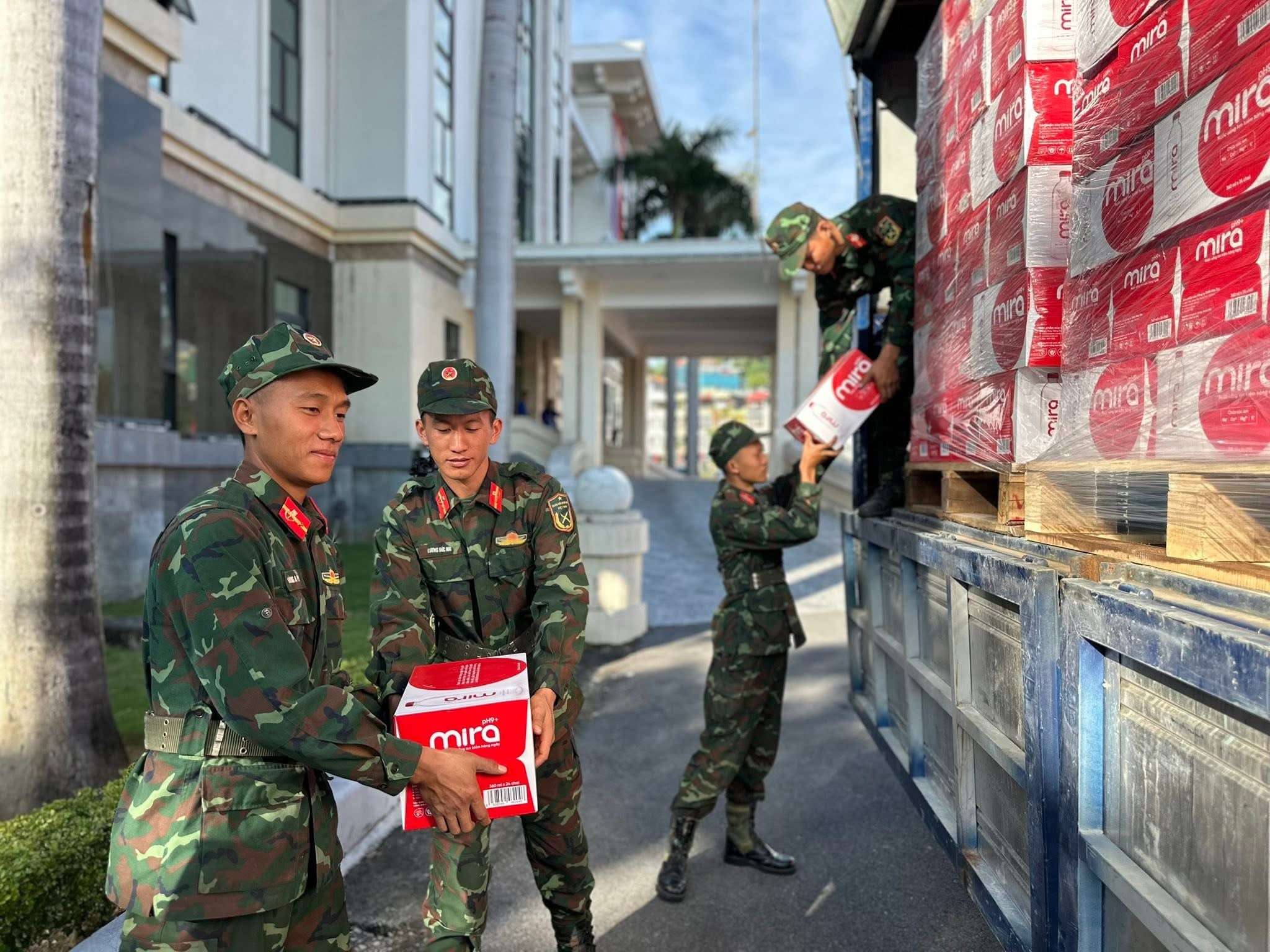 cứu trợ - Ảnh 5.