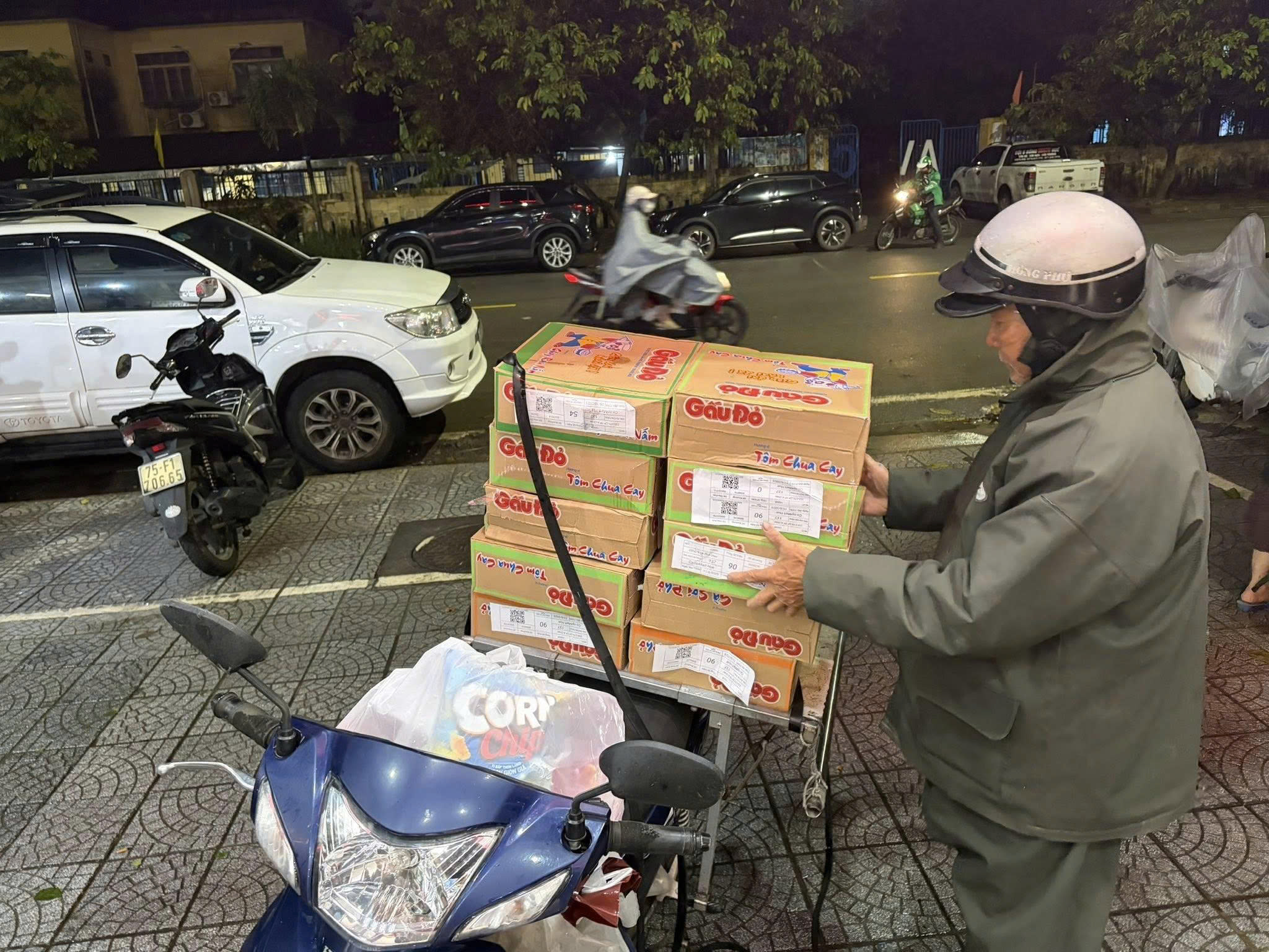 cứu trợ - Ảnh 9.