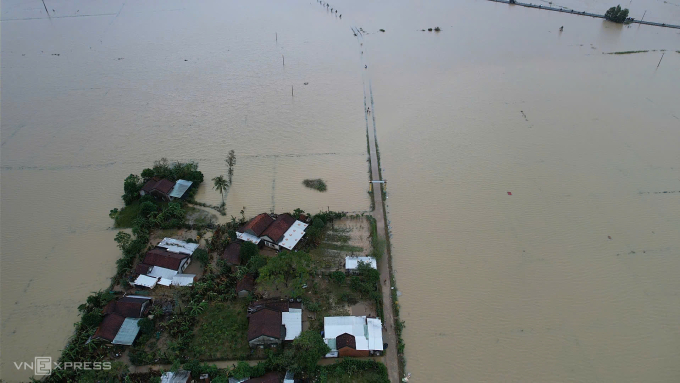 Một khu vực ở xã Hòa Thịnh vẫn bị nước vây hãm, chiều 22/11. Ảnh: Đình Văn