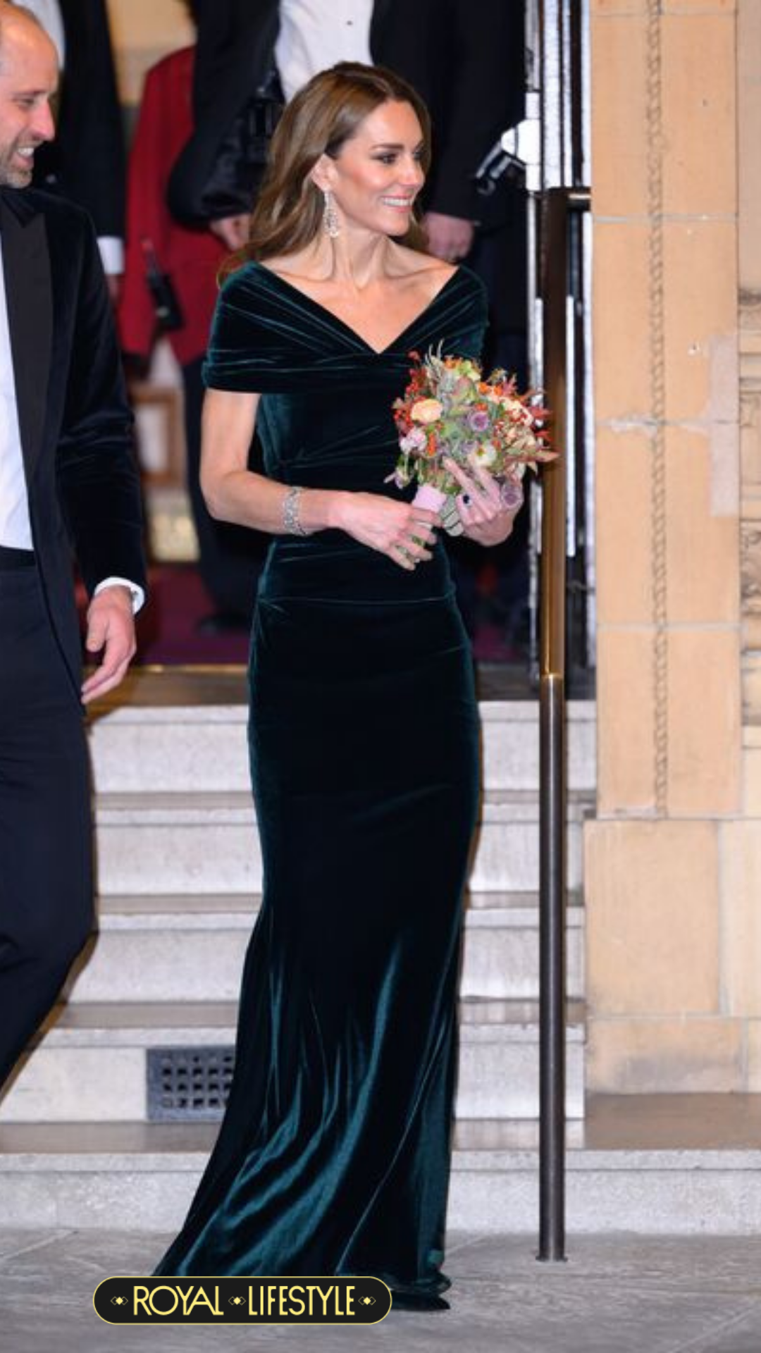 Không chỉ là váy xanh lộng lẫy: Vương phi Kate dùng đôi khuyên tai 55 tỷ đồng để nói lời thương với Nữ hoàng- Ảnh 2.