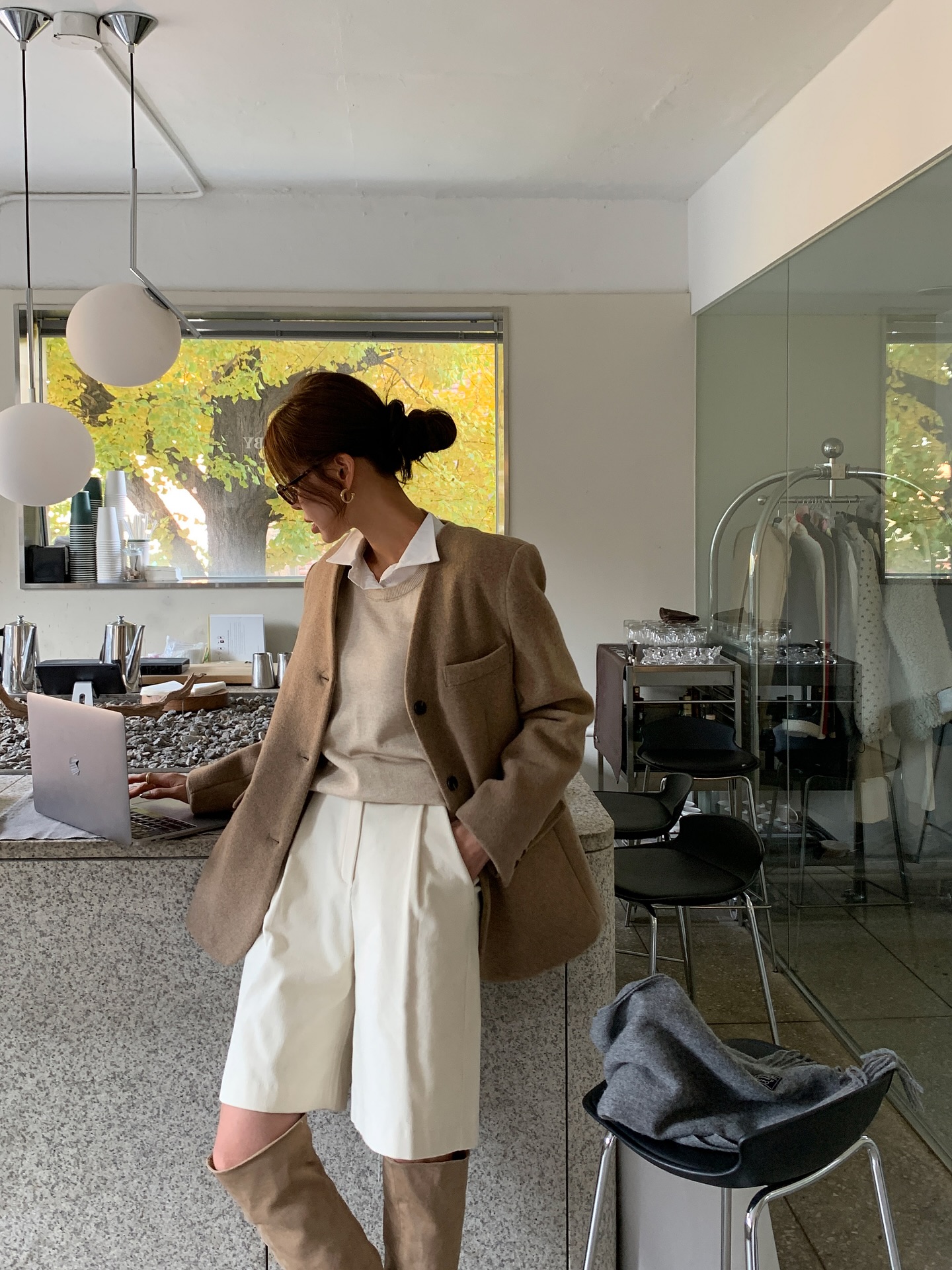 1763808681 182 5 mau sac trang phuc di dau cung gap trong