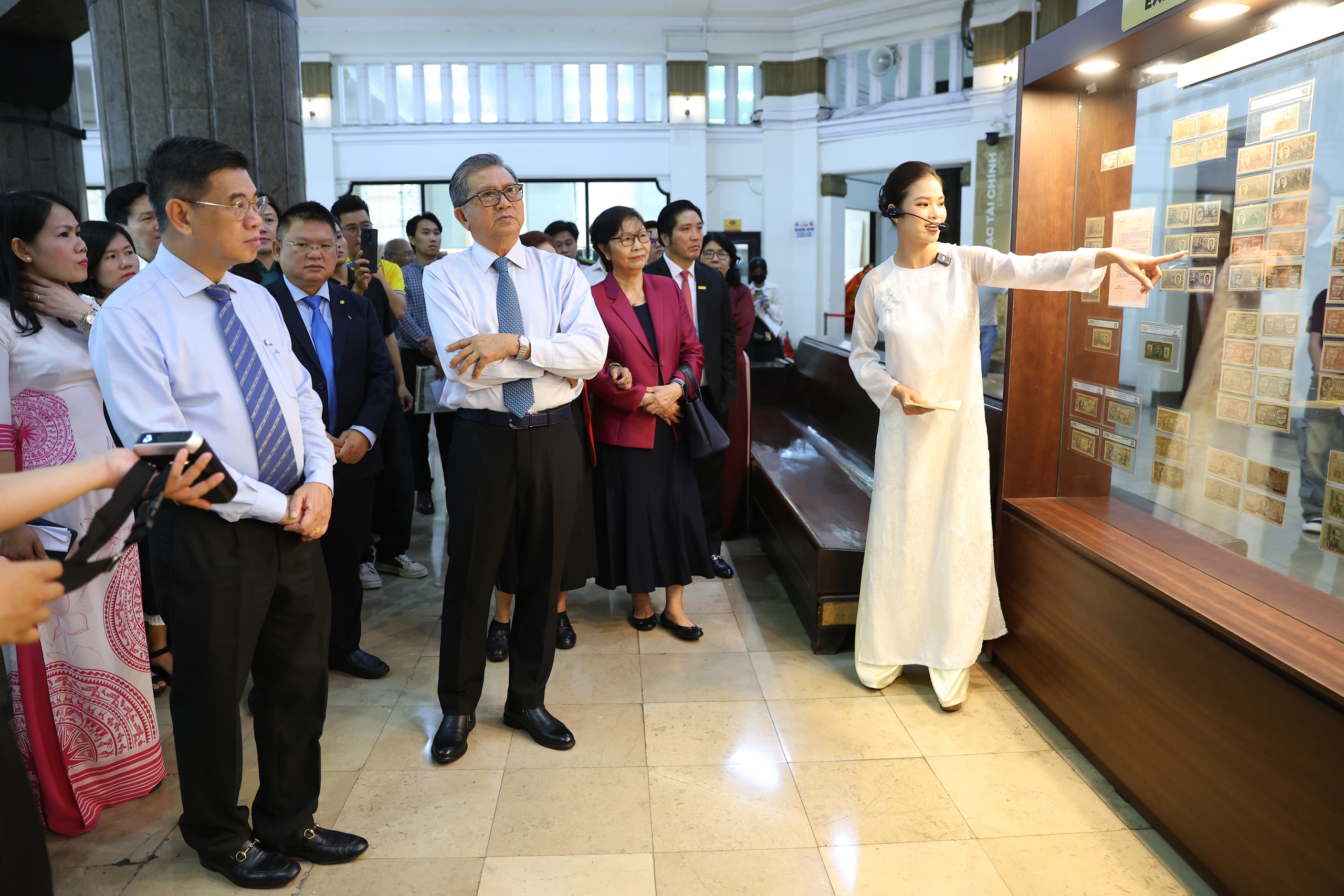 Lần đầu trưng bày quy mô lớn bộ sưu tập tiền Việt Nam - Ảnh 3.