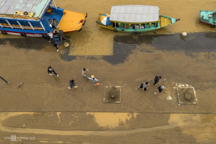 Phố cổ Hội An ngập bùn non - 2