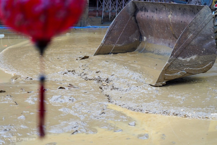 Phố cổ Hội An ngập bùn non - 4