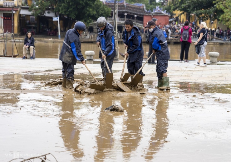 Phố cổ Hội An ngập bùn non - 5