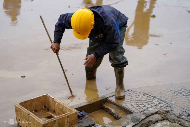 Phố cổ Hội An ngập bùn non - 7