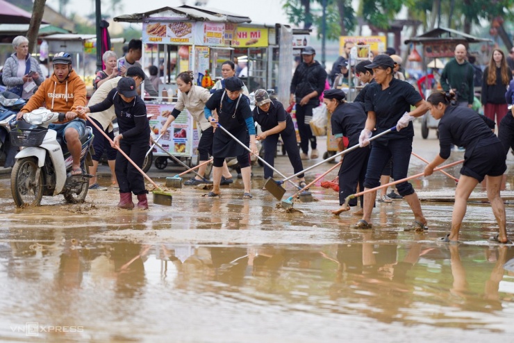 Phố cổ Hội An ngập bùn non - 6