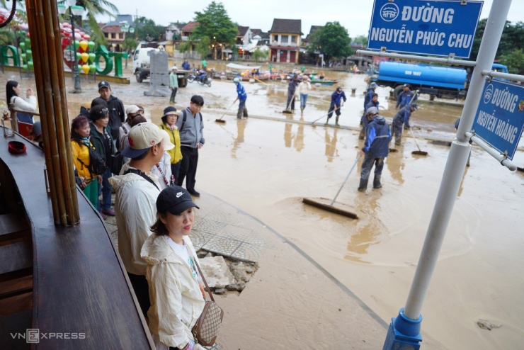 Phố cổ Hội An ngập bùn non - 9