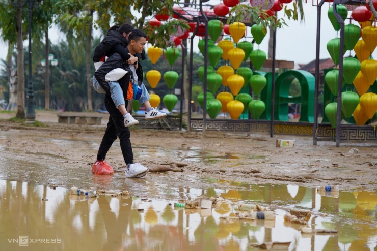 Phố cổ Hội An ngập bùn non - 10