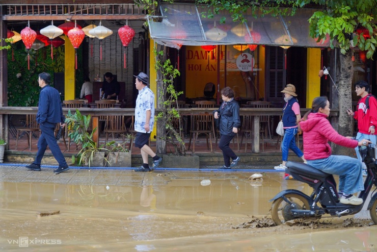 Phố cổ Hội An ngập bùn non - 11