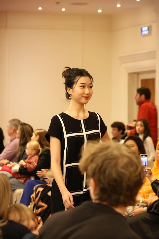 Khánh Linh hiện tại đang đi du học ở nước ngoài nên Hoa hậu Nguyễn Thị Huyền nhắn gửi con sẽ "tổ chức sinh nhật bù sau".