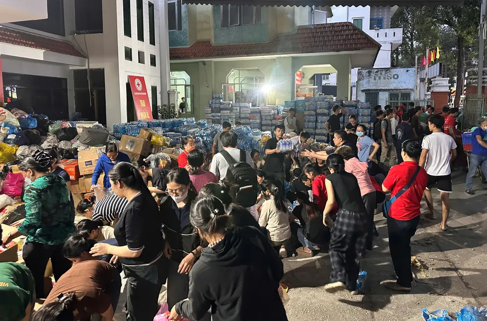 Hàng chục người dân phụ giúp Hội chữ thập đỏ phân loại, đóng thùng để chuẩn bị đưa lên xe chuyến ra Đắk Lắk. ủng hộ miền trung (12).jpg