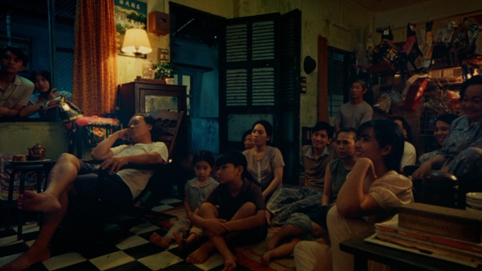 Phân cảnh người dân trong khu tập thể tụ họp ở nhà tổ trưởng để xem truyền hình, phim Quán Kỳ Nam. Ảnh: Đoàn phim cung cấp