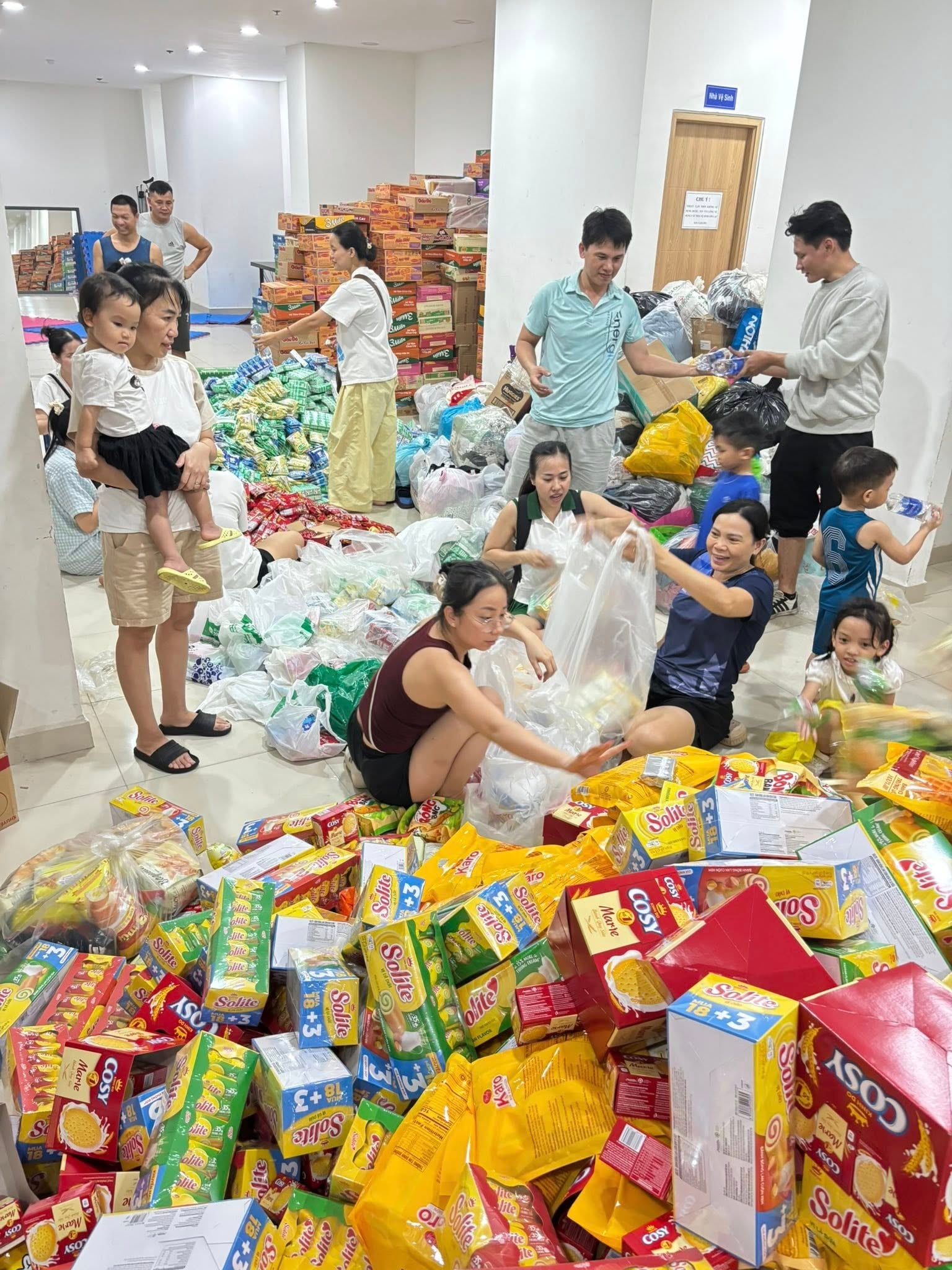 cứu trợ - Ảnh 9.