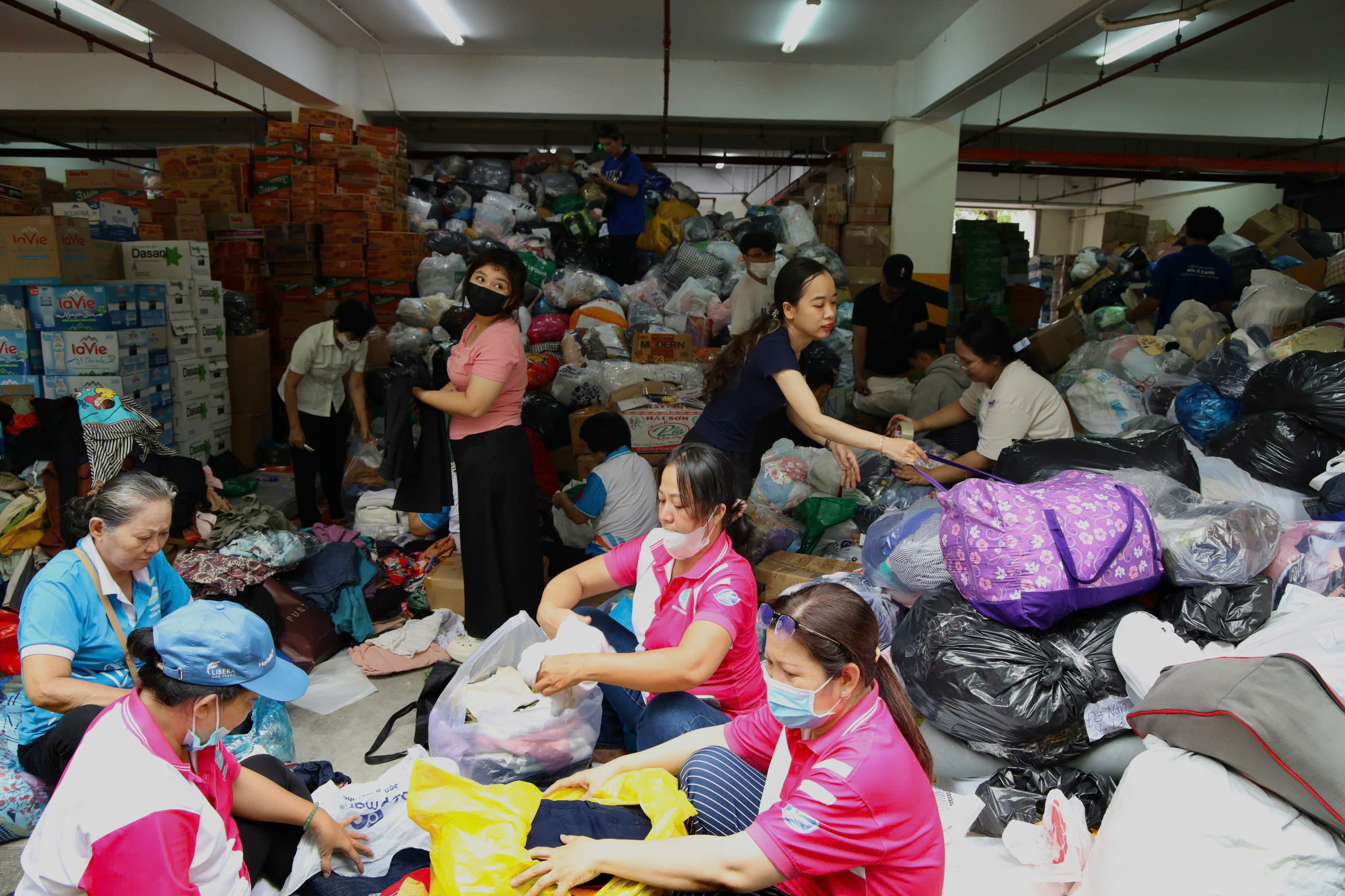 Danh sách địa điểm tiếp nhận hàng cứu trợ của TPHCM 2 Danh sách địa điểm tiếp nhận hàng cứu trợ của TPHCM - Ảnh 2.