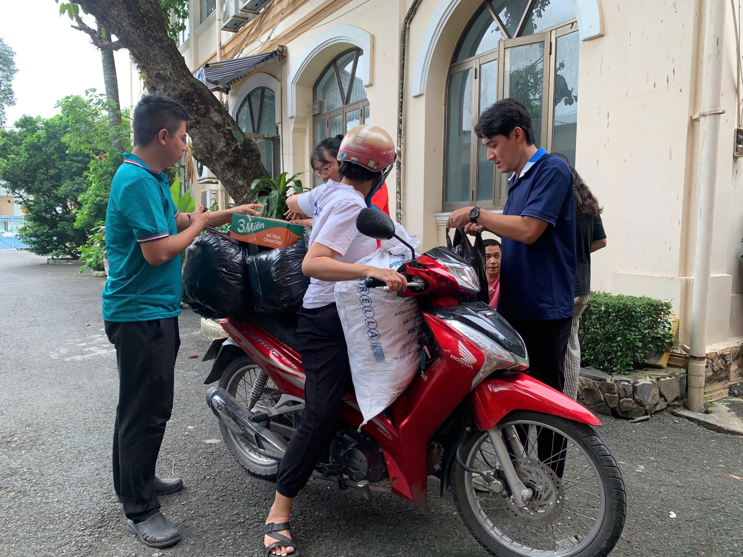 Danh sách địa điểm tiếp nhận hàng cứu trợ của TPHCM 3 Danh sách địa điểm tiếp nhận hàng cứu trợ của TPHCM - Ảnh 3.