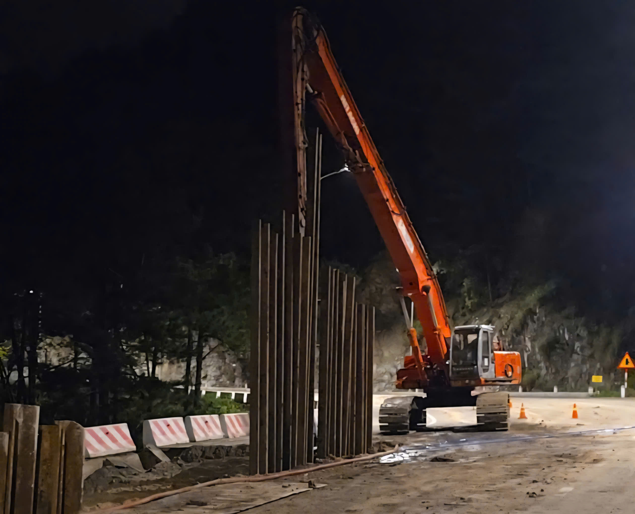 Sạt lở đèo Prenn gây khó khăn cho giao thông nhưng sẽ sớm được khắc phục - Ảnh 2.