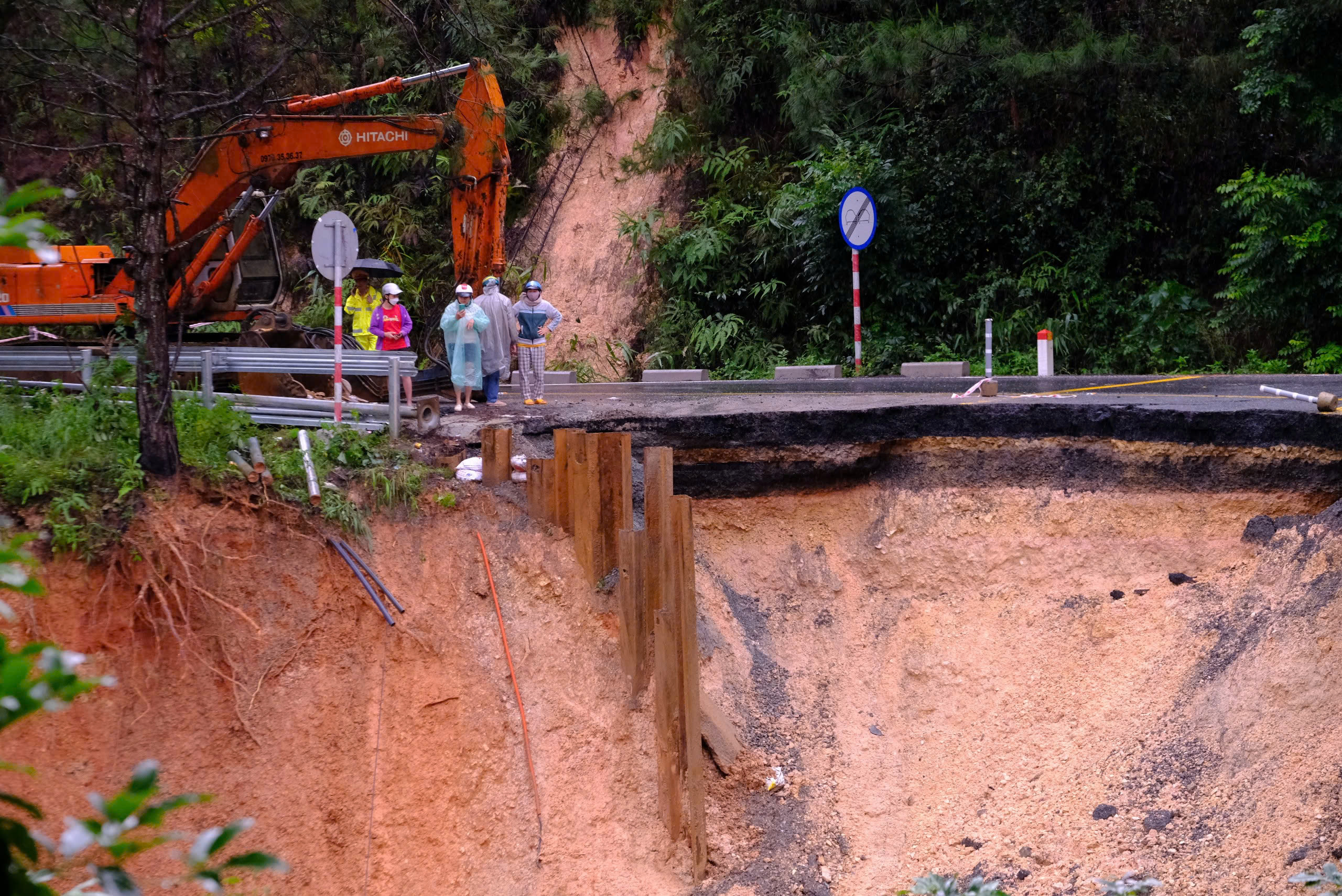 Sạt lở đèo Prenn gây khó khăn cho giao thông nhưng sẽ sớm được khắc phục - Ảnh 4.