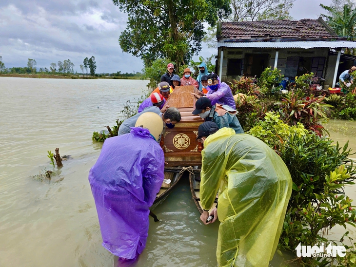 Những cuộc tiễn đưa đầy nước mắt ở vùng lũ - Ảnh 5.