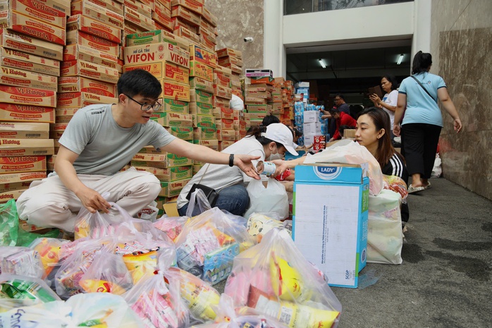 Danh sách địa điểm tiếp nhận hàng cứu trợ của TPHCM- Ảnh 1. Danh sách địa điểm tiếp nhận hàng cứu trợ của TPHCM- Ảnh 1.