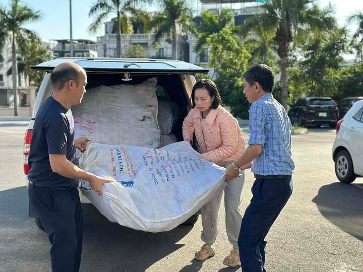 Hàng trăm tấn hàng cứu trợ của Quảng Ninh xuất phát đến Lâm Đồng- Ảnh 3.