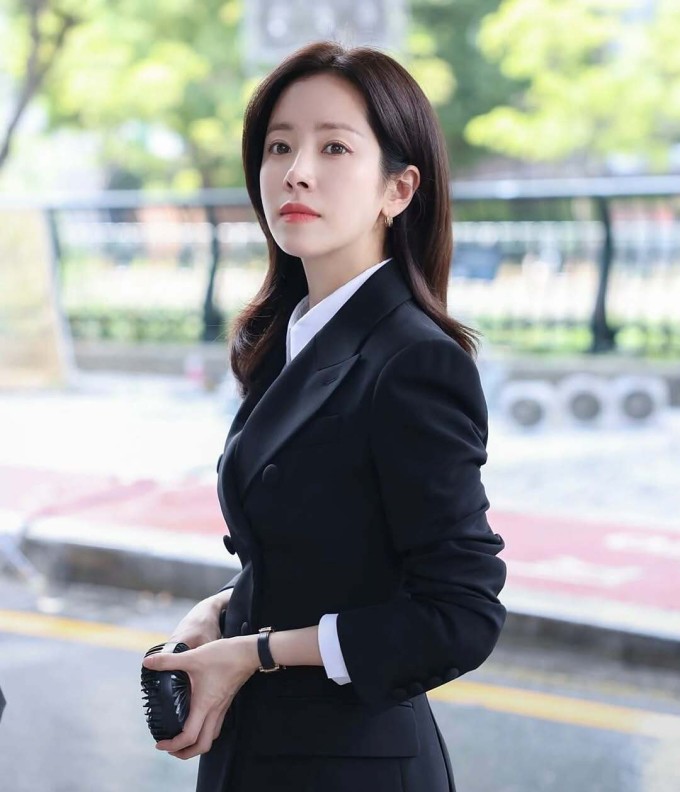 5 bí quyết giúp Han Ji Min trẻ hơn tuổi thật 3 Nhờ sự kiên trì, chú trọng phục hồi và chăm sóc làn da từ gốc, Han Ji-min trở thành minh chứng cho triết lý 'đẹp khỏe' - nơi sự đều đặn, tối giản và lối sống lành mạnh quan trọng hơn mọi sản phẩm đắt tiền. Ảnh: BH Entertainment