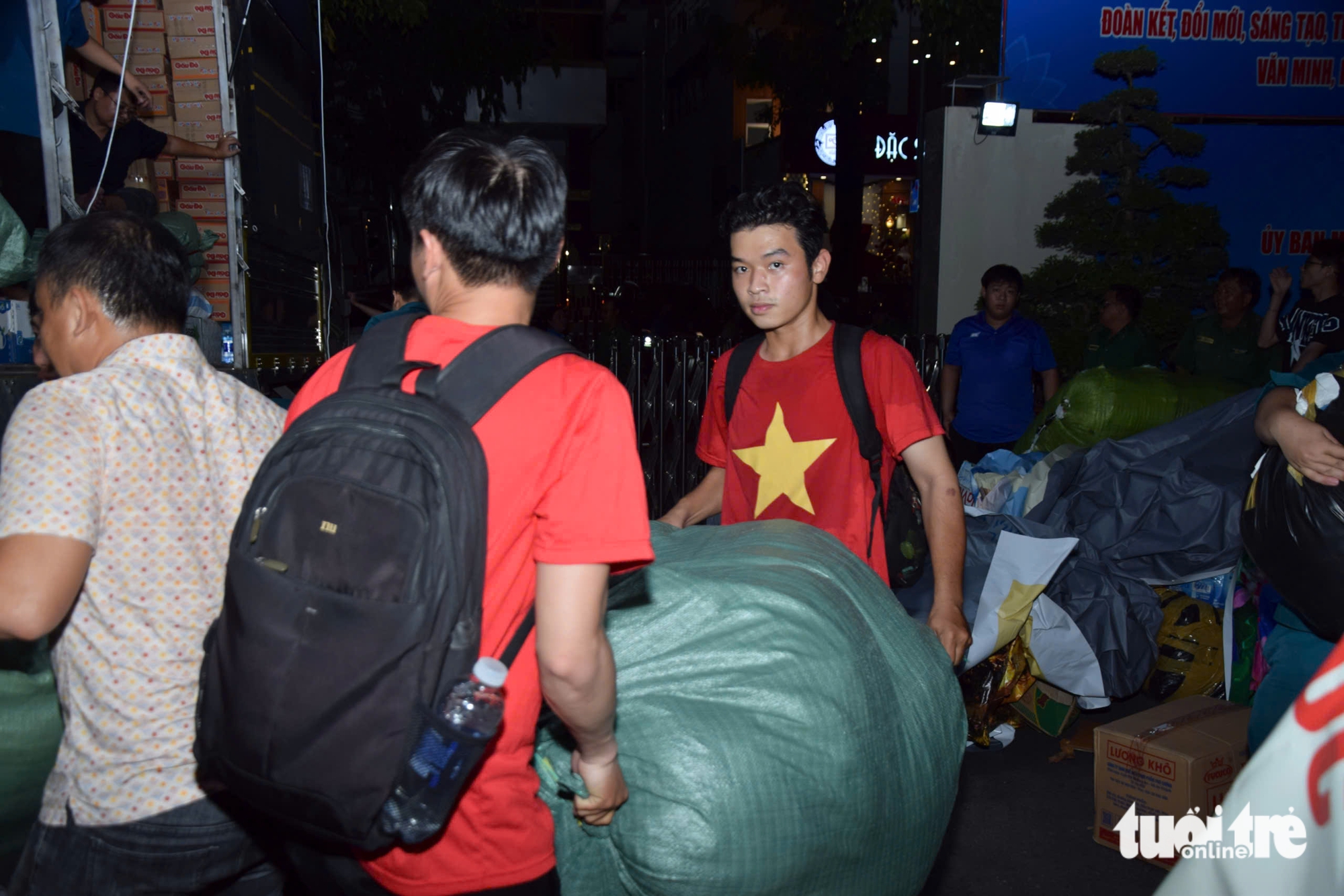 Nhiều bạn trẻ đến điểm tiếp nhận ủng hộ đồng bào vùng lũ: 'Ở đây cần người phụ không anh chị?' - Ảnh 4.