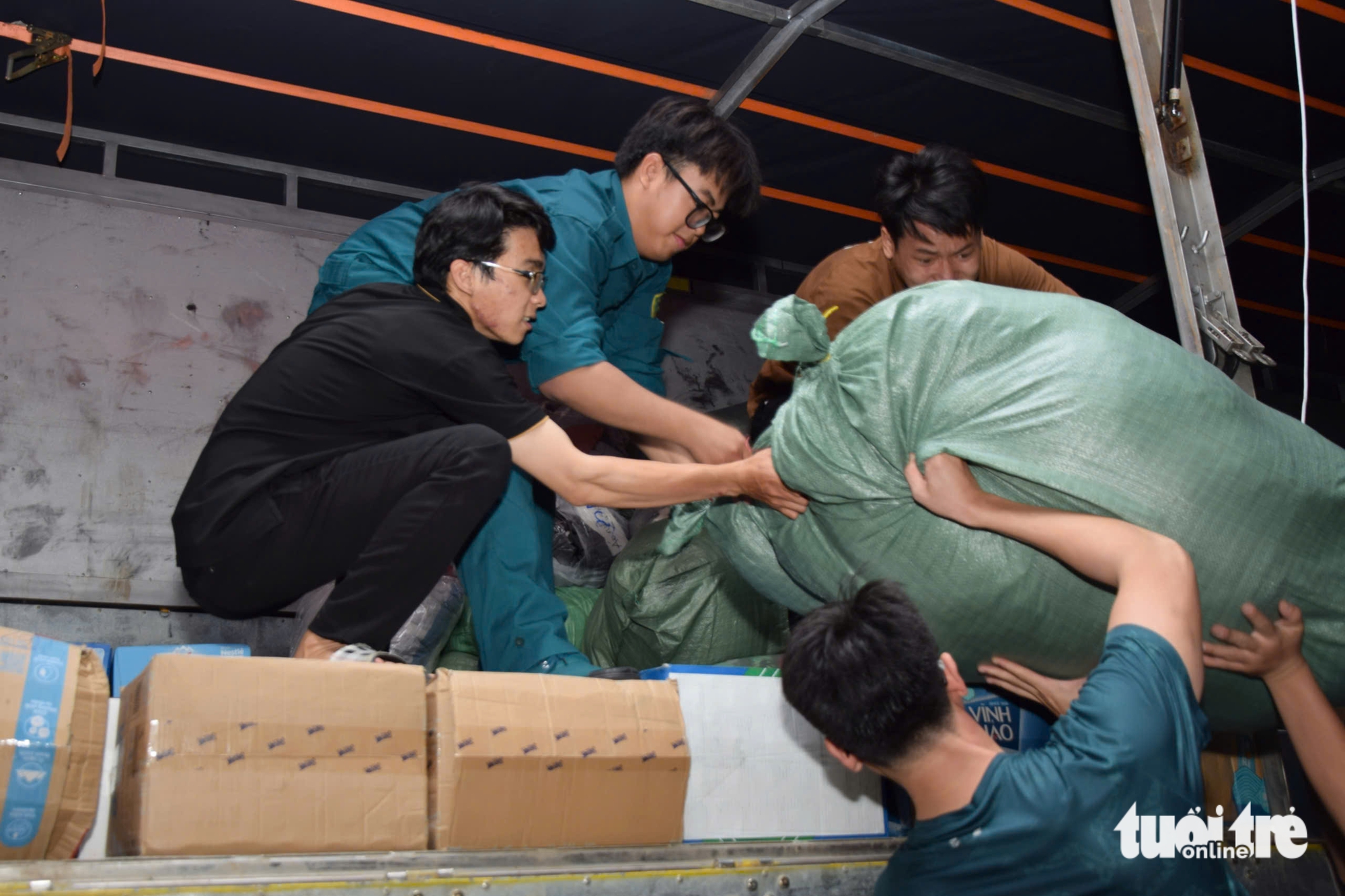 Nhiều bạn trẻ đến điểm tiếp nhận ủng hộ đồng bào vùng lũ: 'Ở đây cần người phụ không anh chị?' - Ảnh 9.