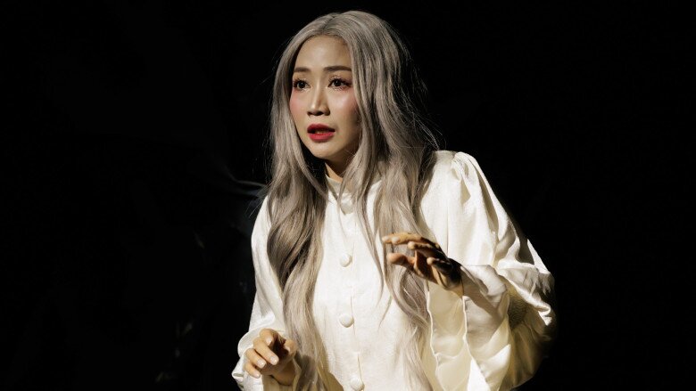 Ốc Thanh Vân xin tiền Trí Rùa để làm kịch: "Tôi ăn ngủ ở sân khấu, giao việc đưa đón con cho chồng" 2 Ốc Thanh Vân dành 2 tháng ăn ngủ tại sân khấu để chuẩn bị vở diễn.