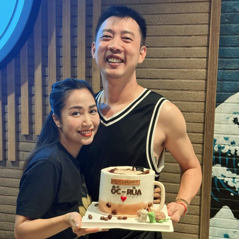 Ốc Thanh Vân xin tiền Trí Rùa để làm kịch: "Tôi ăn ngủ ở sân khấu, giao việc đưa đón con cho chồng" 5 Trí Rùa - ông xã Ốc Thanh Vân hỗ trợ vợ về tài chính để cô làm nghệ thuật.