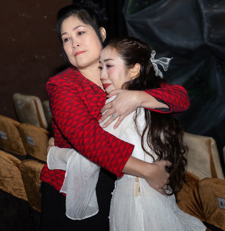 Ốc Thanh Vân xin tiền Trí Rùa để làm kịch: "Tôi ăn ngủ ở sân khấu, giao việc đưa đón con cho chồng" 3 Khoảnh khắc nữ nghệ sĩ xúc động bật khóc, ôm lấy NSND Hồng Vân sau đêm diễn.