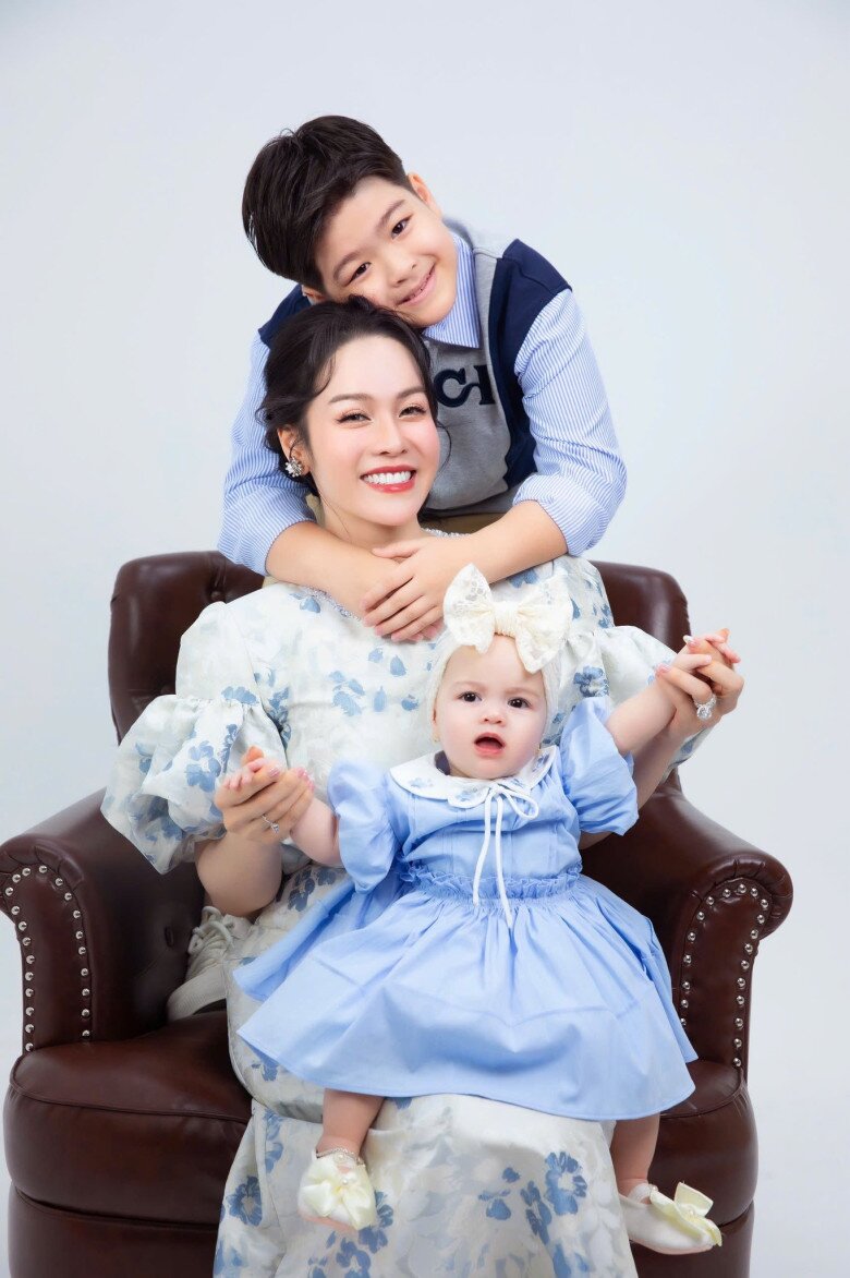 Con gái lai Tây của Nhật Kim Anh vừa đi học đã có tủ đồ "công chúa", mới 10 tháng đã mặc quần áo size 18 tháng 13 Nhật Kim Anh hạnh phúc quây quần bên 2 con.